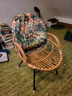 Vintage Rotan Stoel met Bloemenkussen, Huis en Inrichting, Gebruikt, Bruin, Vintage, Ophalen of Verzenden