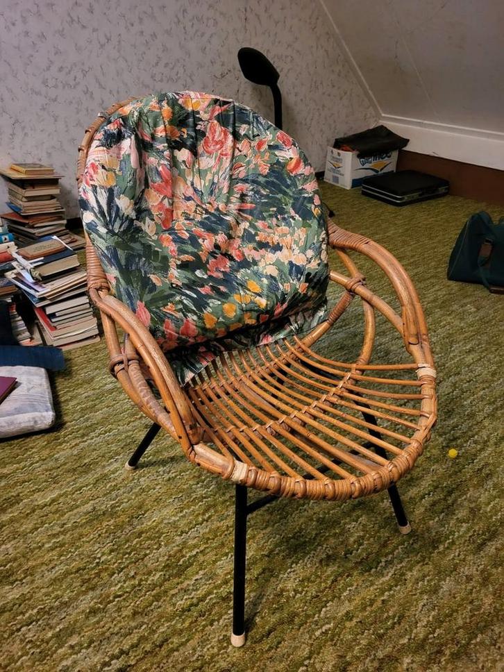 Vintage Rotan Stoel met Bloemenkussen, Huis en Inrichting, Stoelen, Gebruikt, Eén, Metaal, Riet of Rotan, Stof, Bruin, Ophalen of Verzenden