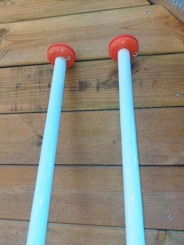 2 vlaggen stokken 200cm i.z.g.s. beschikbaar voor biedingen