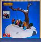 Lemax Tire Swing Twirl (83454) NIEUW, Diversen, Kerst, Ophalen of Verzenden, Nieuw