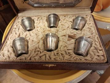 dienblad met napjes beschikbaar voor biedingen