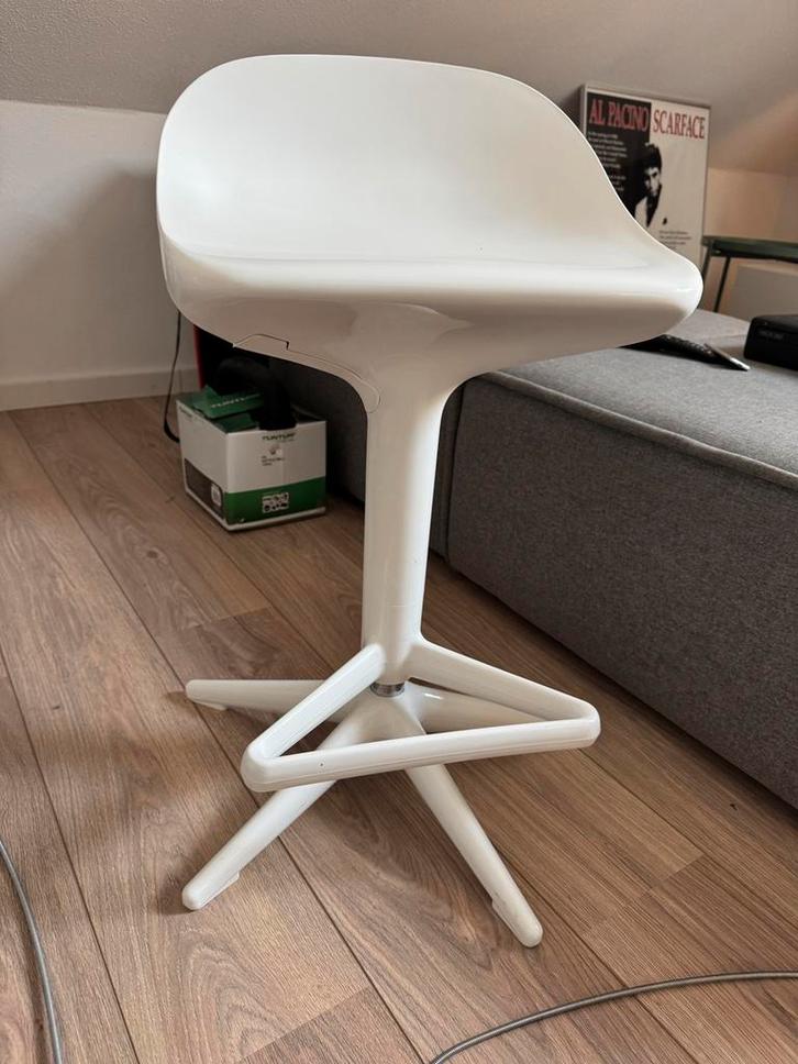 3x Kartell design barkruk Spoon wit - prijs per stuk, Huis en Inrichting, Barkrukken, Zo goed als nieuw, Kunststof, 1 kruk, Ophalen of Verzenden