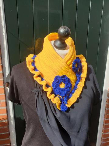 Nekwarmer voor dames gehaakt met acrylgaren  beschikbaar voor biedingen