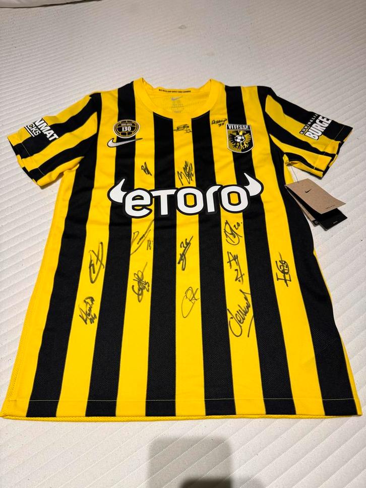 Gesigneerd Vitesse shirt 2022/2023 - Maat S, Verzamelen, Sportartikelen en Voetbal, Zo goed als nieuw, Shirt, Vitesse, Ophalen of Verzenden