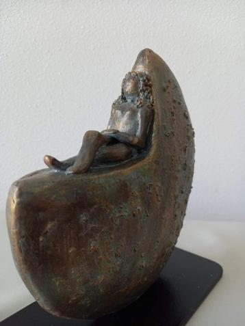 ROND BEELD MET ZITTENDE VROUW, keramiek beschikbaar voor biedingen