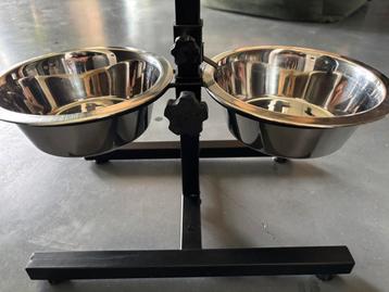 Drinkbakken + standaard hond beschikbaar voor biedingen