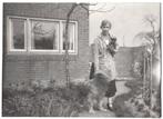 Foto - Vrouw met 2 Honden bij Huis - Hond, Verzamelen, Foto's en Prenten, Gebruikt, Ophalen of Verzenden, Foto, Dier