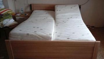 Elektrische bed. Met nachtkastje beschikbaar voor biedingen