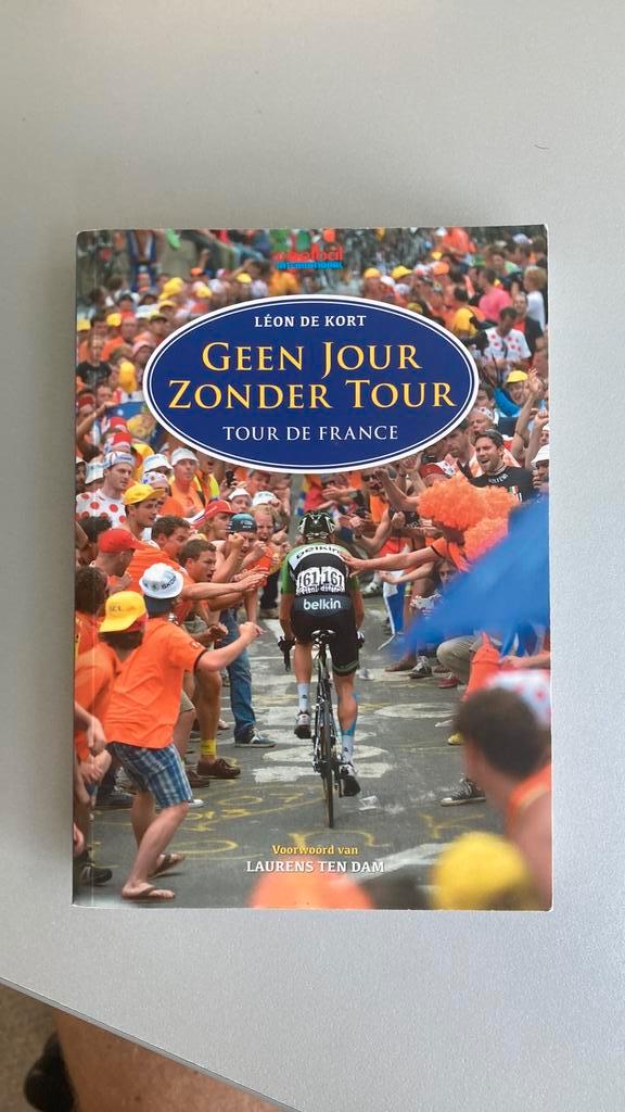 Hans-Jörgen Nicolaï - Geen jour zonder tour, Boeken, Sportboeken, Zo goed als nieuw, Lopen en Fietsen, Ophalen of Verzenden