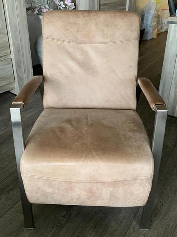 Te koop een fauteuil cognac kleur met stalen poten