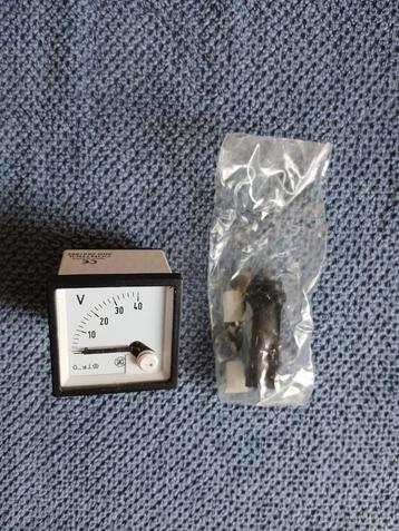 Analoge voltmeter 0-40volt. Nieuw in doos beschikbaar voor biedingen