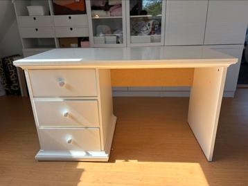 Stevig wit bureau met lades – 130 cm breed beschikbaar voor biedingen