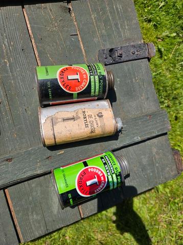 Antieke lege kruitblikjes beschikbaar voor biedingen