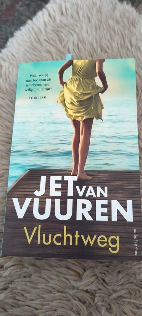 Jet van Vuuren - Vluchtweg, Boeken, Thrillers, Zo goed als nieuw, Nederland, Ophalen of Verzenden