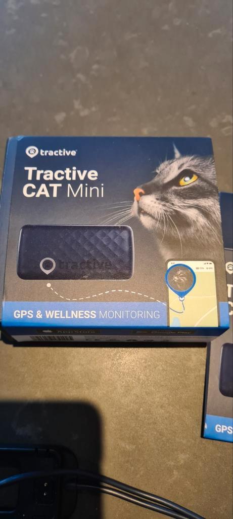 2x Tractive cat mini tracker voor huisdier met Abonnement, Dieren en Toebehoren, Kattenhalsbanden en Penningen, Zo goed als nieuw