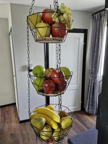 kunst fruit met manden beschikbaar voor biedingen