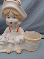 2.vintage Apulum bloempotten jongen+ meisje met mandje/potje, Ophalen