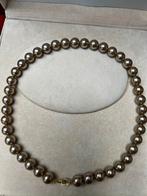 BLUSH CHAMPAGNE KLEUR PARELKETTIN CHOKER MET 14 KARAAT SLOT, Ophalen of Verzenden, Zo goed als nieuw, Goud, Goud