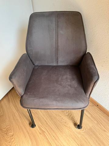 Eetkamerstoelen met armleuning en wielen 4x – Goede staat beschikbaar voor biedingen