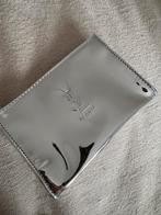 Make-uptasje YSL Beauty Zilver Lak Nieuw, Sieraden, Tassen en Uiterlijk, Toilettassen, Ophalen of Verzenden, Nieuw, Overige kleuren