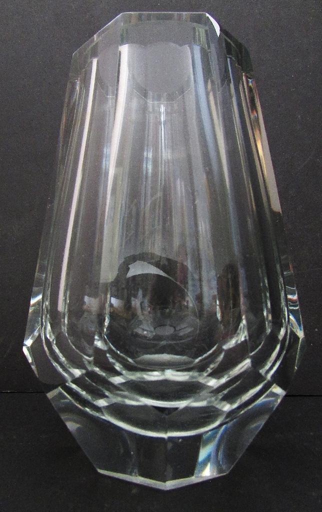 Een Vicke Lindstrand vaas van Kosta Boda, Huis en Inrichting, Woonaccessoires | Vazen, Zo goed als nieuw, Wit, Minder dan 50 cm