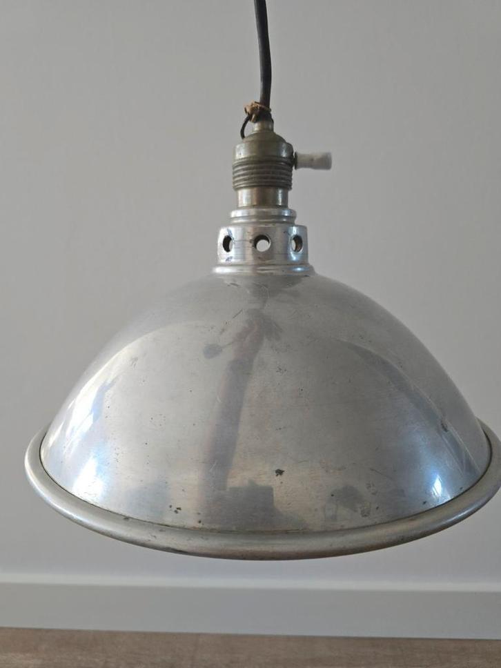 Antieke aluminium hanglamp met koperen / porseleinen fitting, Huis en Inrichting, Lampen | Hanglampen, Zo goed als nieuw, Minder dan 50 cm