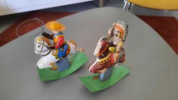 Blikken hobbelpaarden een Indiaan en een Cowboy beschikbaar voor biedingen