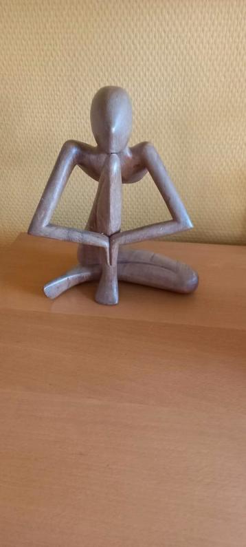 Houten Beeldje - Kunstzinnig beschikbaar voor biedingen