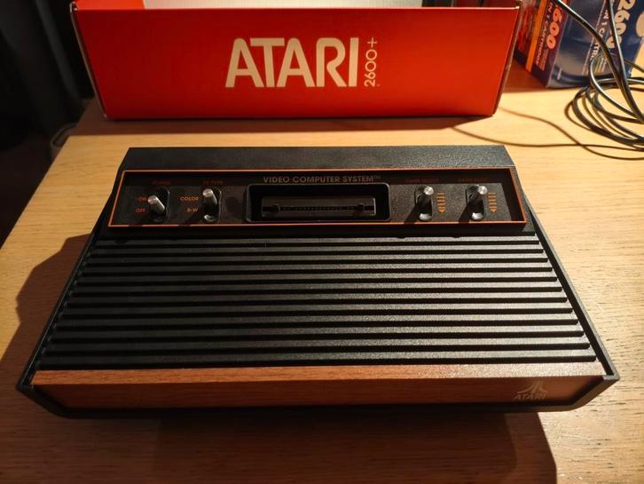 2600+, Spelcomputers en Games, Spelcomputers | Atari, Zo goed als nieuw, Atari 2600, Met 2 controllers, Ophalen of Verzenden