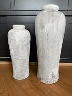 Twee betonlook vazen., Huis en Inrichting, Woonaccessoires | Vazen, Steen, Ophalen of Verzenden, Zo goed als nieuw, 50 tot 75 cm