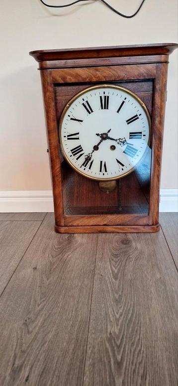 Antieke tafel klok in mahonie houten kast  beschikbaar voor biedingen