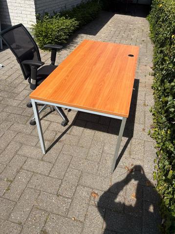 Verstelbaar bureau. beschikbaar voor biedingen