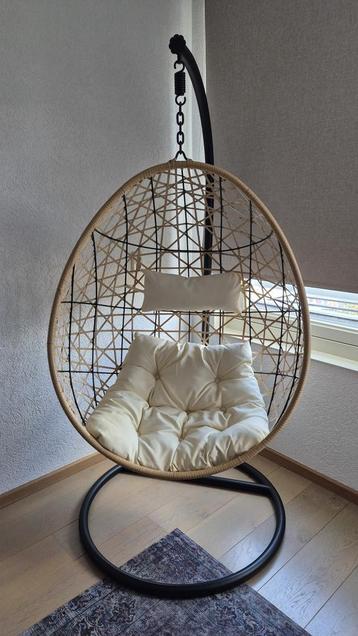 Luxe hangstoel met standaard en twee kussens beschikbaar voor biedingen