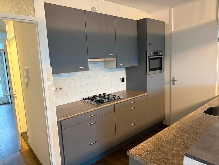 Complete keuken met Bosch apparatuur, Huis en Inrichting, Keuken | Complete keukens, Gebruikt, Dubbelwandige keuken, Grijs, Kunststof