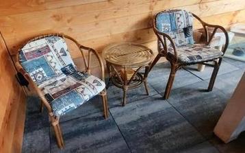 2 rotan stoelen met leuk tafeltje beschikbaar voor biedingen