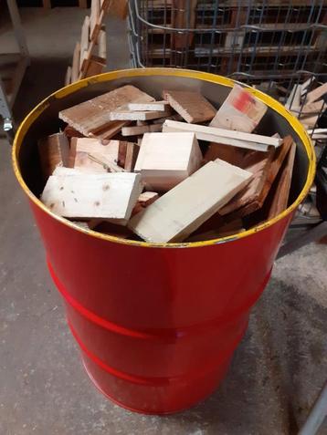 vuurton vuurkorf vuur ton vat gevuld met hout brandhout beschikbaar voor biedingen