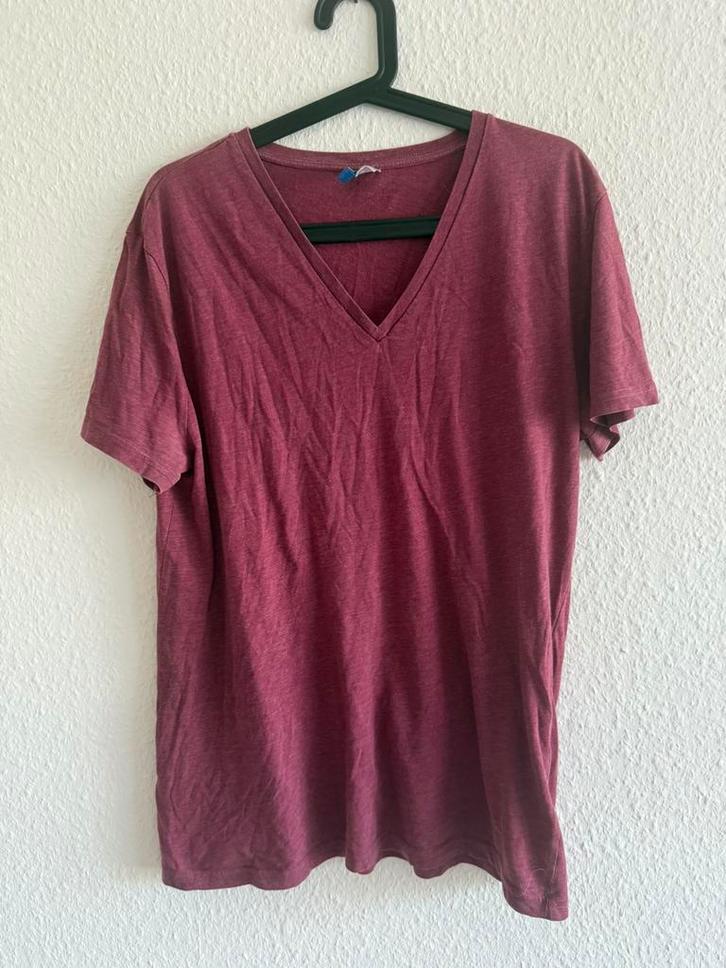 Bordeau rood T-shirt met V-hals van H&M Divided, maat M, Kleding | Heren, T-shirts, Zo goed als nieuw, Maat 48/50 (M), Rood, Ophalen of Verzenden