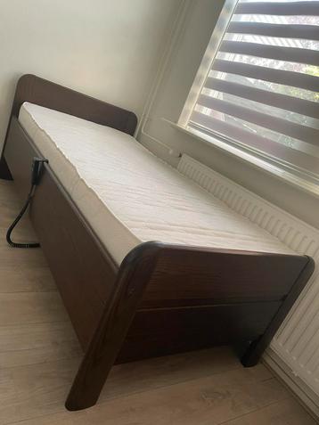 Stevige elektrische bed zonder matras beschikbaar voor biedingen