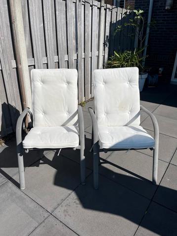 2 Tuinstoelen met Metalen Frame en Kussens beschikbaar voor biedingen