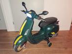 Vespa sprint kinderscooter 12 volt met radio en adapter, Ophalen, Gebruikt