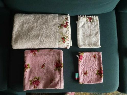 Badhanddoeken en badjas met ROZENmotief, Huis en Inrichting, Badkamer | Badtextiel en Accessoires, Nieuw, Overige typen, Ophalen of Verzenden