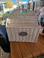 Gratis Mooie witte rotan lectuurmand lectuurbak, Huis en Inrichting, Woonaccessoires | Schalen en Manden, Ophalen, Zo goed als nieuw