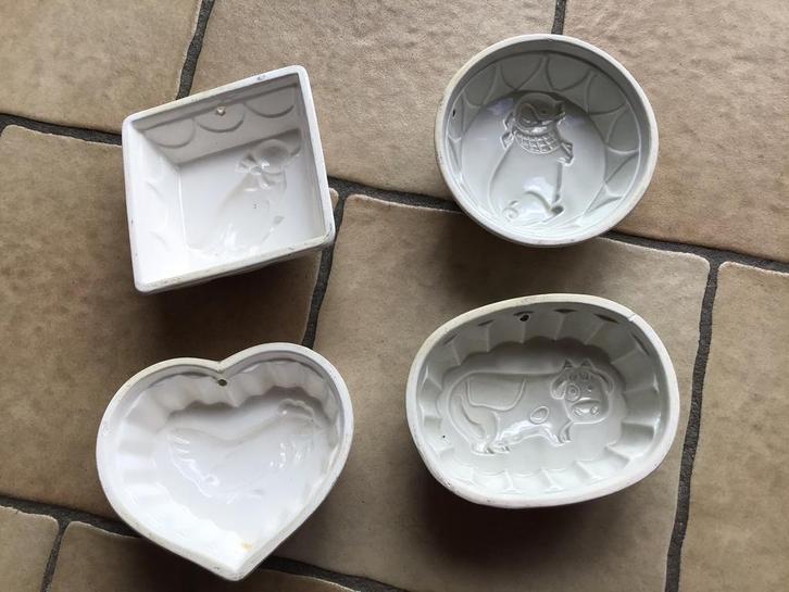 Vier puddingvormpjes met leuke 3D figuren, Verzamelen, Porselein, Kristal en Bestek, Gebruikt, Overige typen, Overige materialen