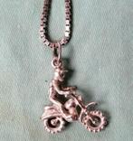Zilveren hanger Motor rijder op stunt motor aan ketting., Sieraden, Tassen en Uiterlijk, Overige voorstellingen, Nieuw, Ophalen of Verzenden