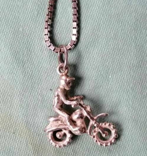 Zilveren hanger Motor rijder op stunt motor aan ketting., Sieraden, Tassen en Uiterlijk, Kettinghangers, Nieuw, Zilver, Zilver