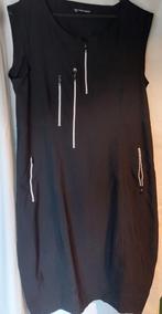 Zwarte jurk met witte ritsen, Knielengte, Maat 38/40 (M), Ophalen of Verzenden, Trine kryger simonson