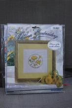 Bucilla Lint borduren - November Chrysanthemum, Nieuw, Handborduren, Ophalen of Verzenden, Borduurpakket