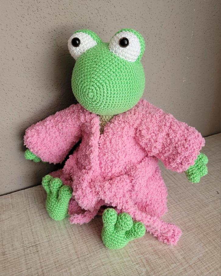 Gehaakte kikker Kimmi met badjas, Hobby en Vrije tijd, Breien en Haken, Nieuw, Haken, Overige typen, Ophalen of Verzenden