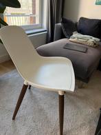 White Chair - brown legs, Ophalen of Verzenden, Zo goed als nieuw, Wit, Eén