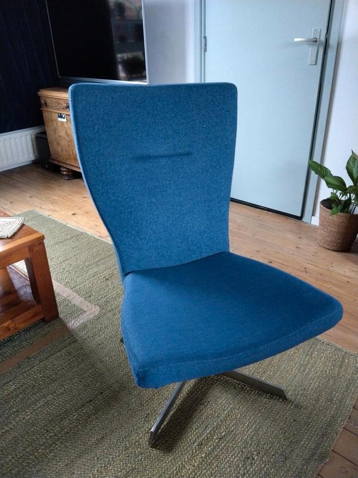 Draaibare fauteuil. Zweeds blauw. Gyro, Huis en Inrichting, Stoelen, Zo goed als nieuw, Eén, Metaal, Stof, Blauw, Ophalen